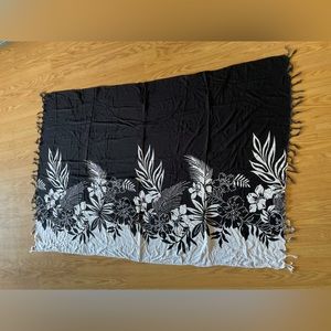 Black and white hawaii sarong